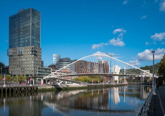 El Puente Zubizuri: El Arco de Cristal